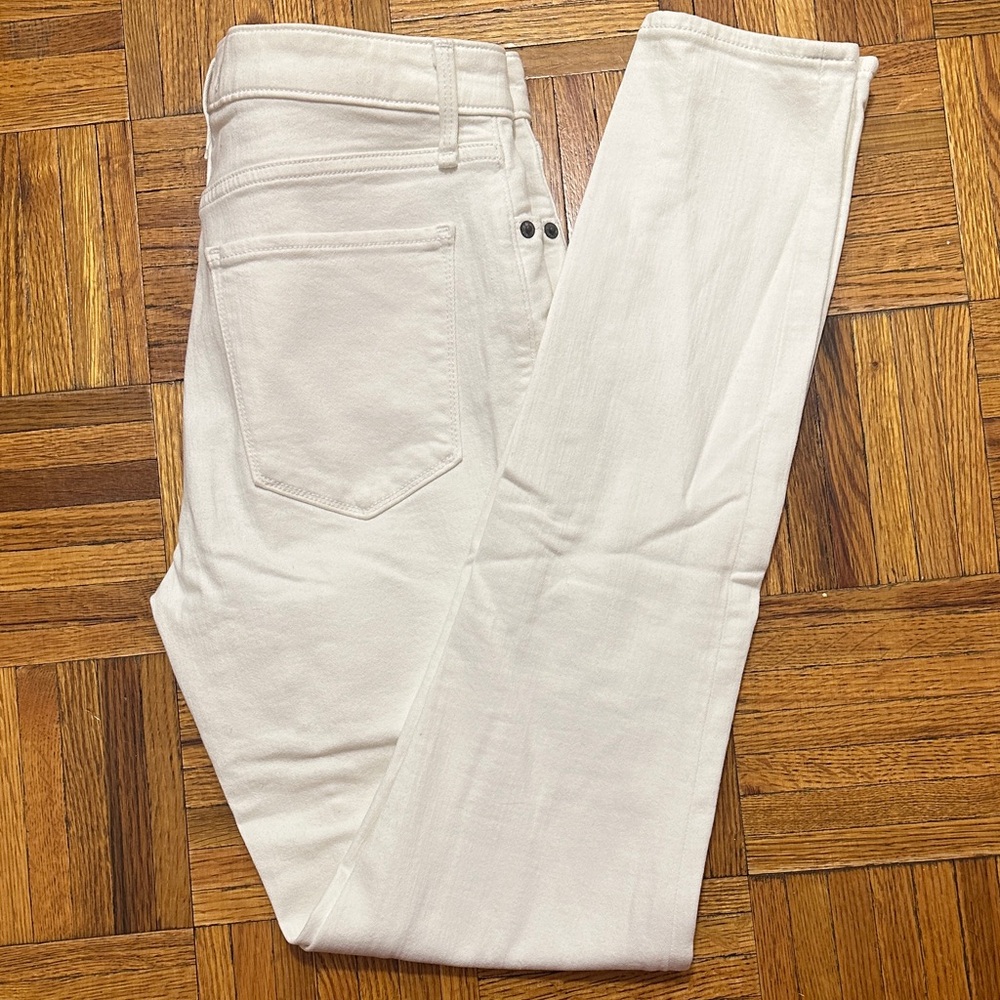 NWOT Abercrombie and Fitch White Jeans - Size 27